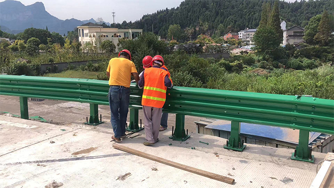 潜江高速公路护栏板的维护确保道路安全的关键环节